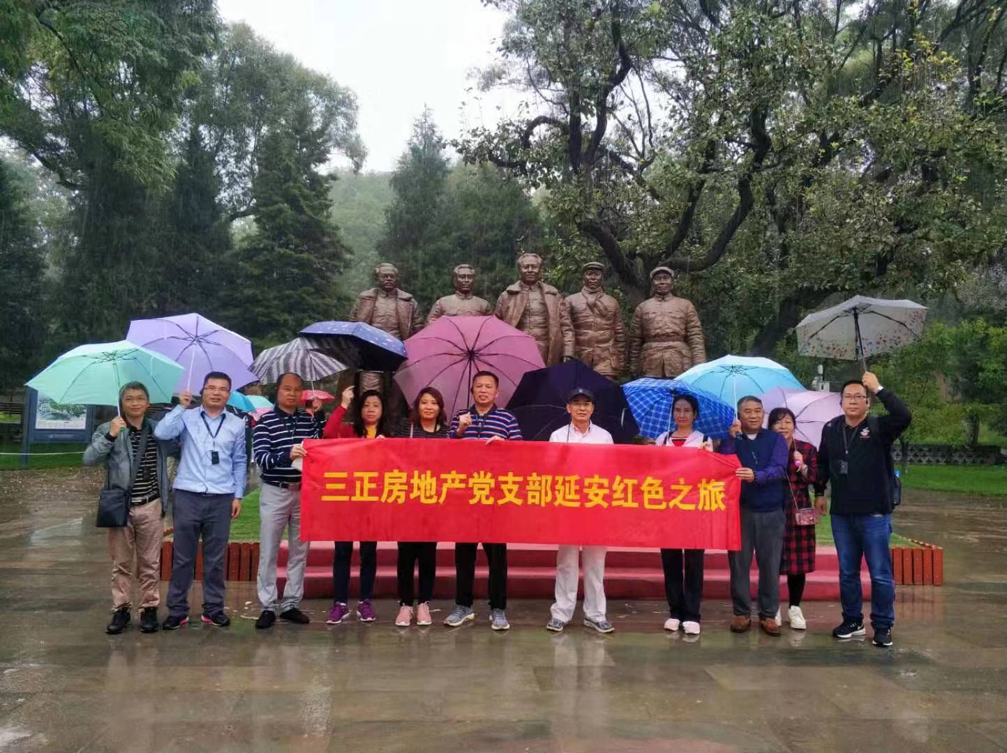 在棗園革命舊址五大書記銅像前合影留念。.jpg 在棗園革命舊址五大書記銅像前合影留念。.jpg